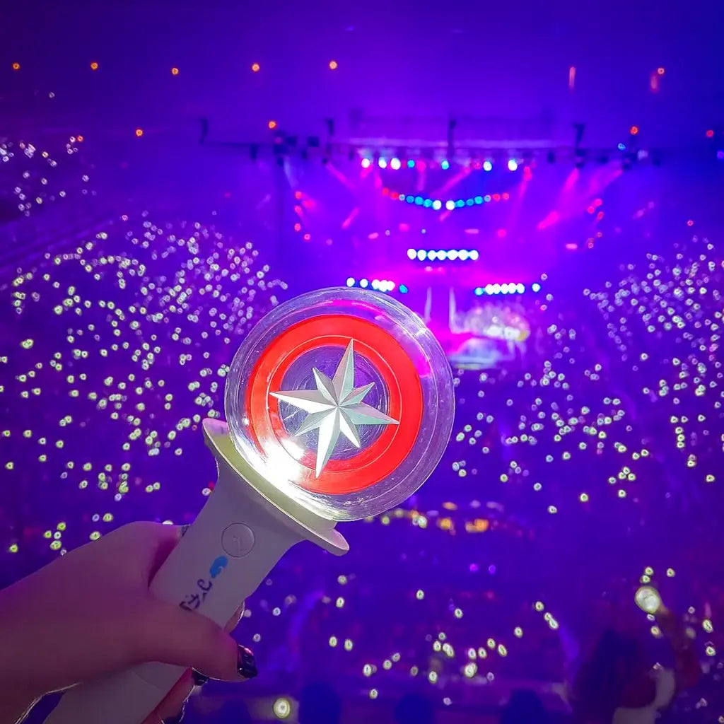 Fan tenant le Lightstick Stray Kids V2 allumé dans une salle de concert remplie de Stay – ambiance live K-pop immersive