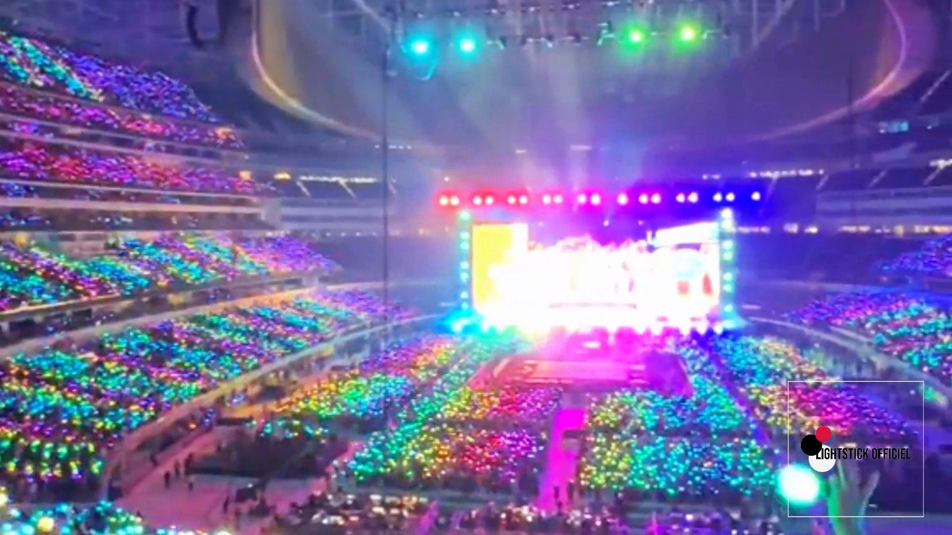 Charger la vidéo : Vidéo immersive d’un concert K-pop avec lightstick officiel, ambiance et lumières, disponible sur la boutique Lightstick Officiel en France.